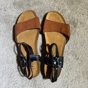 NWOT Naot Sabrina Sandal - great for walking/travel!